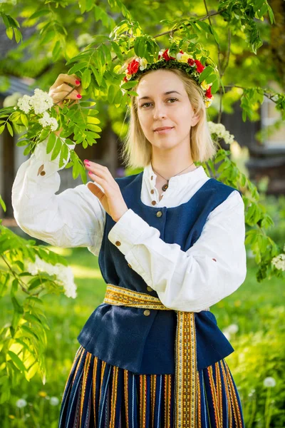 Lettische Frau in traditioneller Kleidung. Ligo-Volk. — Stockfoto