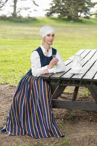 자연에 유액 유리를 입힌 전통 의상을 입은 라트비아 여자 — 스톡 사진