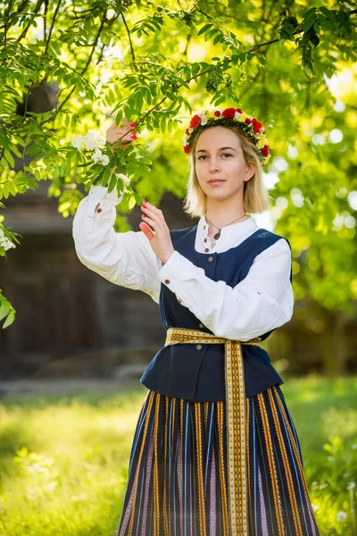 Lotyšská žena v tradičním oblečení. Ligo folk. — Stock fotografie