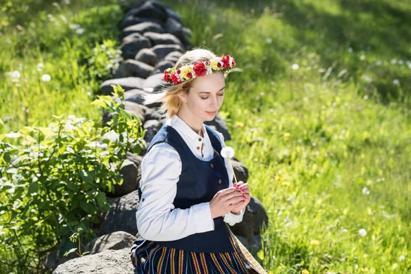 Латвийская женщина в традиционной одежде. Лиго . — стоковое фото