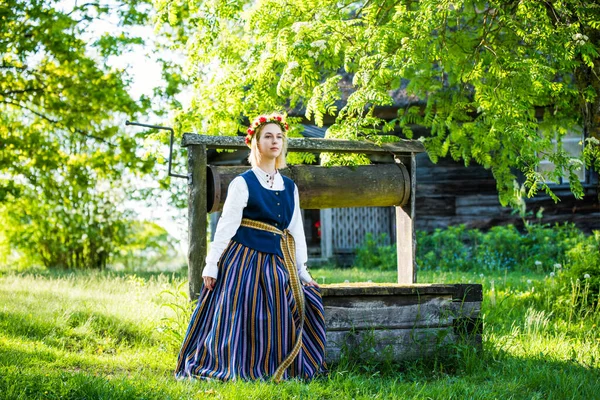 Латвийская женщина в традиционной одежде. Лиго . — стоковое фото