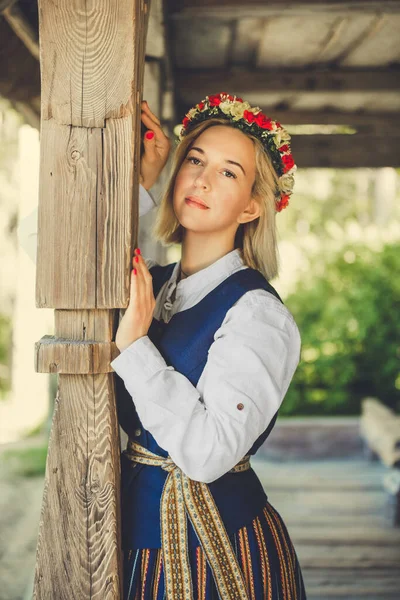 Łotewska kobieta w tradycyjnej odzieży pozowanie na przyrodę w miejscowości. — Zdjęcie stockowe
