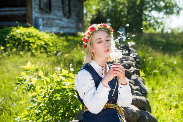 Geleneksel giyinmiş Letonyalı kadın köyde doğaya poz veriyor.. — Stok fotoğraf