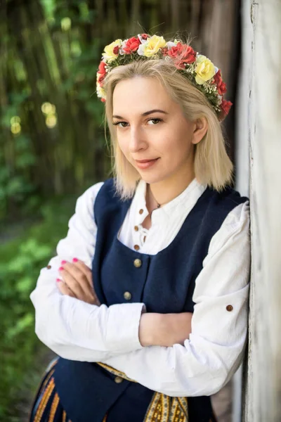 Mujer con ropa tradicional posando sobre la naturaleza en la aldea. — Foto de Stock