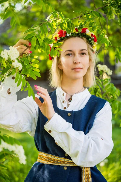 Frau in traditioneller Kleidung posiert im Dorf für die Natur. — Stockfoto