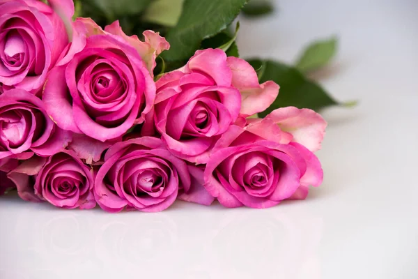 Kytice růžových růží na bílém pozadí. Květinové pozadí. Den matek, koncepce svatby a narozenin. — Stock fotografie