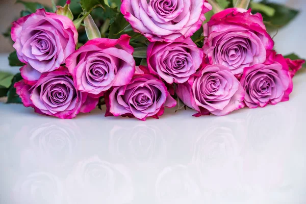 Buquê de rosas roxas sobre fundo branco. Fundo da flor. Conceito de Dia das Mães, Casamento e Aniversário. — Fotografia de Stock