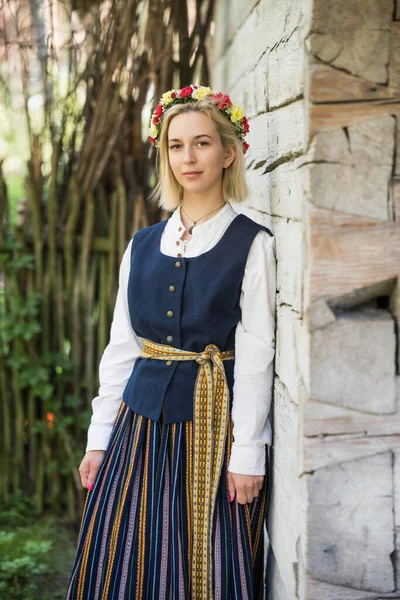 Frau in traditioneller Kleidung posiert im Dorf für die Natur. — Stockfoto