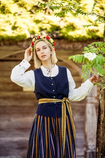 마을에서 자연스럽게 포즈를 취하는 전통 의상을 입은 여자. — 스톡 사진