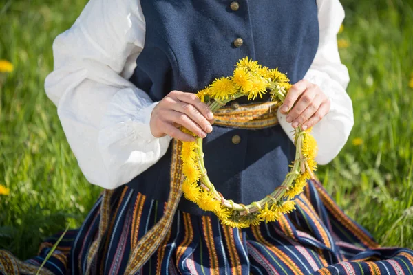 Junge Frau Nationalkleidung Mit Gelbem Löwenzahnkranz Auf Dem Frühlingsfeld Frühlingszeit — Stockfoto