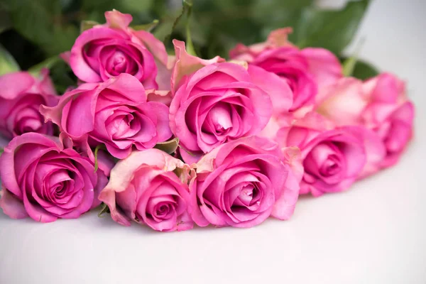Kytice růžových růží na bílém pozadí. Květinové pozadí. Den matek, koncepce svatby a narozenin. — Stock fotografie