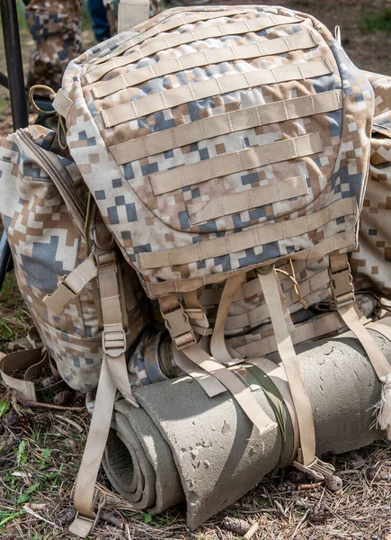 Letonya askeri sırt çantası. Letonya askeri üniforması, Riga. Asker üniforması, NATO ile bütünleşme birimi.