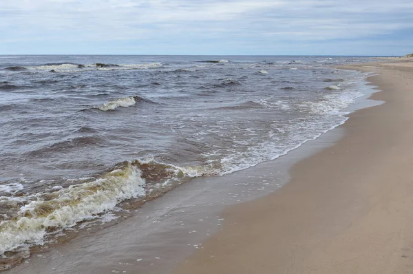 Mar Báltico. Mar y olas en la playa de arena, Letonia — Foto de Stock