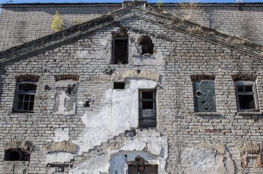 Terk edilmiş bir binanın ön cephesi. Tallinn