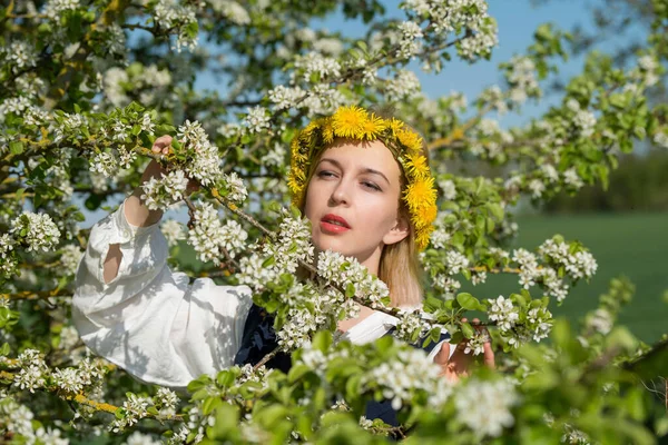 국립 드레스를 입고 하얀 봄 꽃을 핀 아름다운 여인. 라트비아 — 스톡 사진