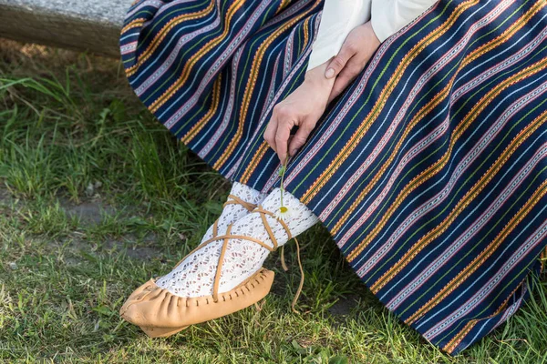 Sapatos de couro assados de uma mulher letã em roupas tradicionais. Preparando o festival de Ligo. Riga. Letónia — Fotografia de Stock