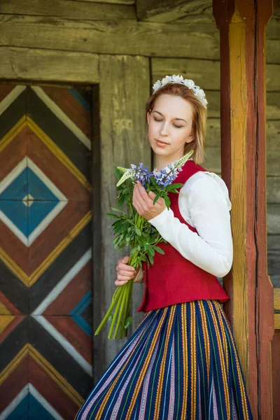 Latvian woman in traditional clothing. Ligo folk. — Stock Photo, Image