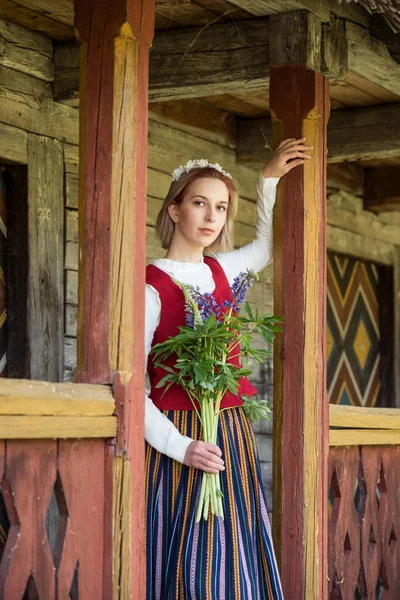 Lett nő hagyományos ruhában. Ligo népség. — Stock Fotó
