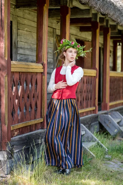ラトビアの伝統的な服の女性。リゴ族. — ストック写真