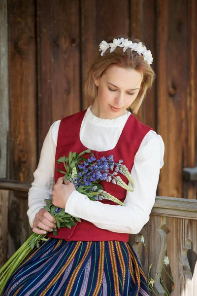 Lotyšská žena v tradičním oblečení. Ligo folk. — Stock fotografie