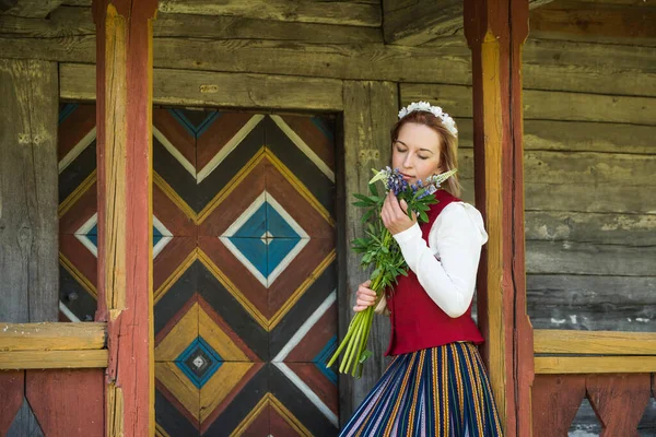 전통 의상을 입은 라트비아 여성. 로고 사람들. — 스톡 사진