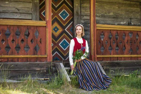 Lotyšská žena v tradičním oblečení. Ligo folk. — Stock fotografie
