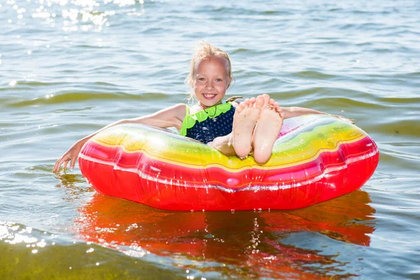 Retrato Pequena Menina Loira Bonito Com Círculo Borracha Inflável Praia — Fotografia de Stock