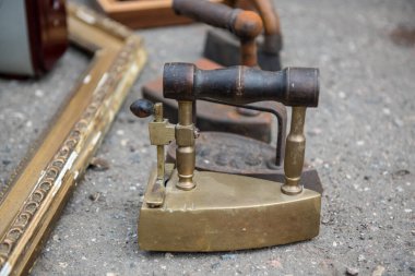 Giysileri ütülemek için klasik ütü koleksiyonu. Antika metal demirler. Kablosuz metal kömür demiri