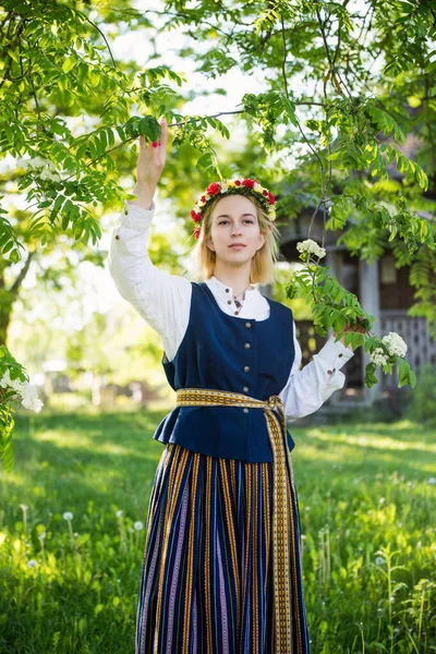 Латвийская Женщина Традиционной Одежде Позирует Природе Деревне — стоковое фото