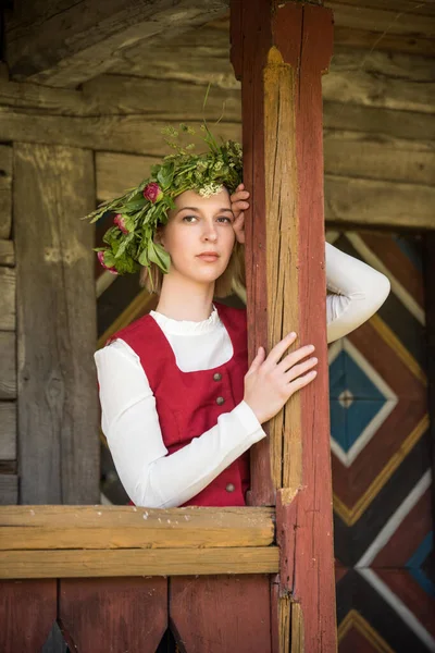 Mulher Letã Roupas Tradicionais Posando Fundo Natureza Aldeia Festival Ligo — Fotografia de Stock
