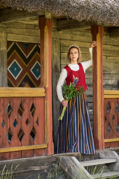 Mulher Letã Roupas Tradicionais Posando Fundo Natureza Aldeia Festival Ligo — Fotografia de Stock