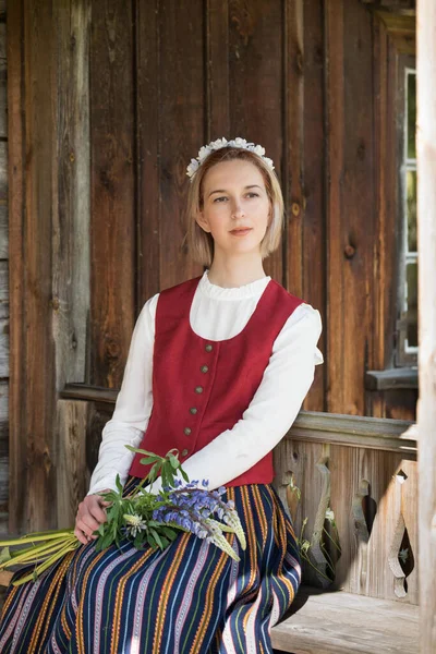 Латвийская Женщина Традиционной Одежде Позирует Природе Деревне Фестиваль Рига Латвия — стоковое фото