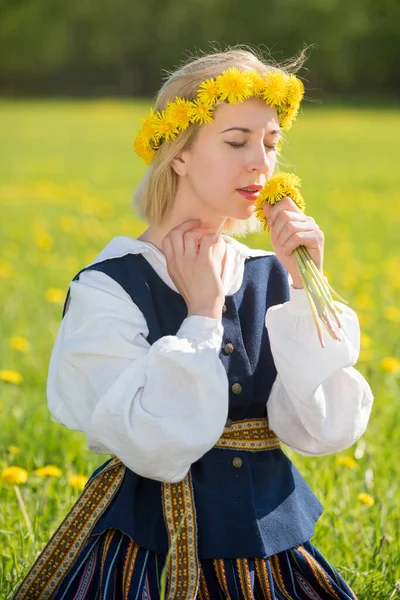 Mladá Žena Národních Šatech Žlutou Pampeliškou Jarním Poli Jaro — Stock fotografie