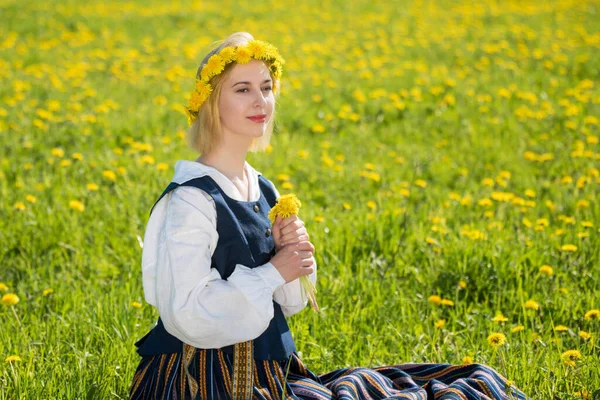 Junge Frau Nationalkleidung Mit Gelbem Löwenzahnkranz Auf Dem Frühlingsfeld Frühlingszeit — Stockfoto
