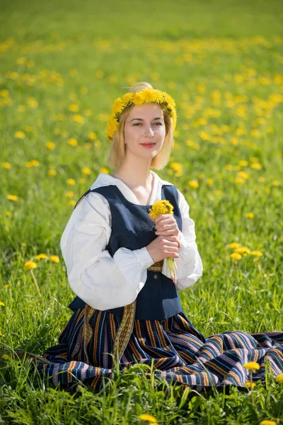 Ulusal Giysili Genç Bir Kadın Bahar Tarlasında Sarı Karahindiba Çelenk — Stok fotoğraf