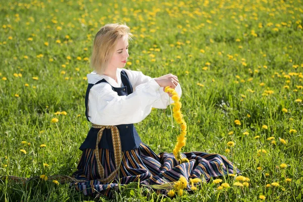 Giovane Donna Abiti Nazionali Che Indossa Ghirlanda Dente Leone Giallo — Foto Stock