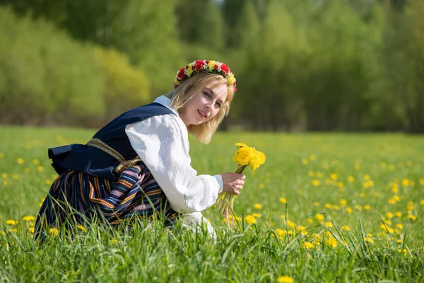 Молода Жінка Національному Одязі Носить Жовтий Кульбабний Вінок Весняному Полі — стокове фото