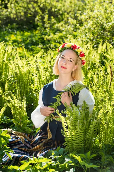 Junge Frau Nationalkleidung Und Kranz Vor Dem Hintergrund Eines Grünen — Stockfoto