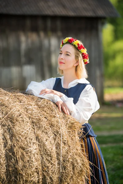 Donna Abbigliamento Tradizionale Posa Sfondo Naturale Nel Villaggio — Foto Stock