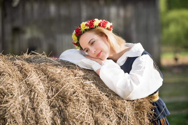 Frau Traditioneller Kleidung Posiert Auf Naturhintergrund Dorf — Stockfoto