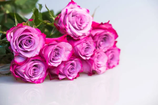Kytice Fialových Růží Bílém Pozadí Růžové Květinové Pozadí Den Matek — Stock fotografie
