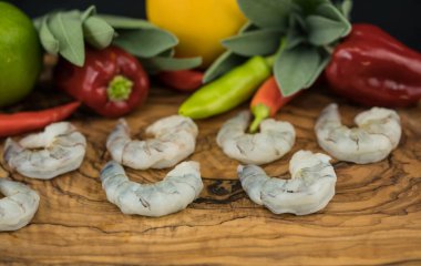 Çıtır ekmek ve salatalı kızarmış karides.