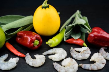 Çıtır ekmek ve salatalı kızarmış karides.