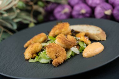 Çıtır ekmek ve salatalı kızarmış karides.