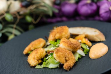 Çıtır ekmek ve salatalı kızarmış karides.