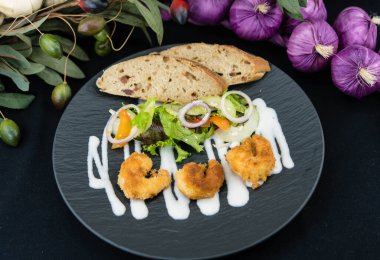 Çıtır ekmek ve salatalı kızarmış karides.