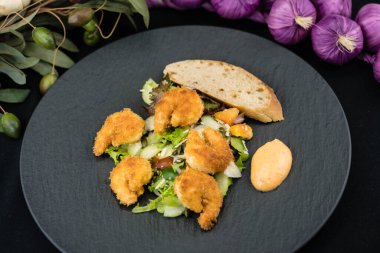 Çıtır ekmek ve salatalı kızarmış karides.