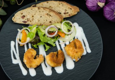 Çıtır ekmek ve salatalı kızarmış karides.