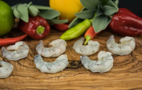 Çıtır ekmek ve salatalı kızarmış karides.