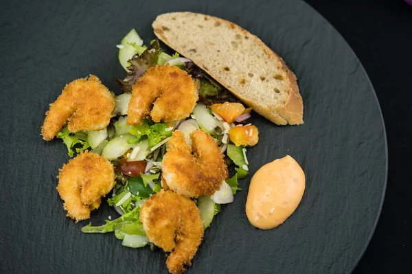 Çıtır ekmek ve salatalı kızarmış karides.